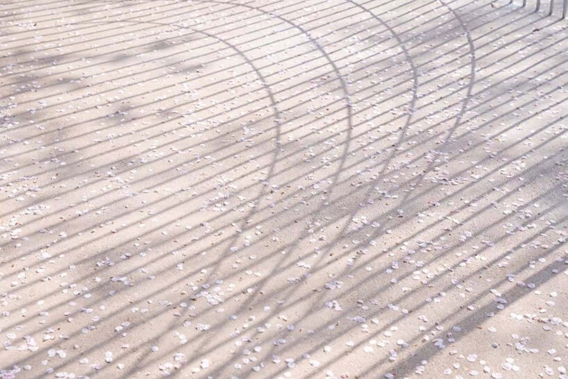 白鹭湾艺术博物馆的“无边剧场”是由钢丝网组成的流动云