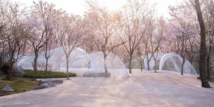 白鹭湾艺术博物馆的“无边剧场”是由钢丝网组成的流动云