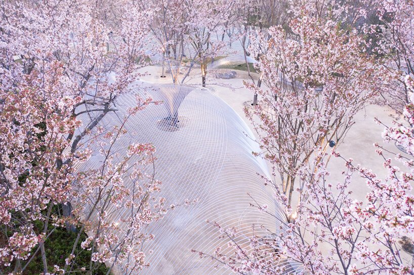 白鹭湾艺术博物馆的“无边剧场”是由钢丝网组成的流动云