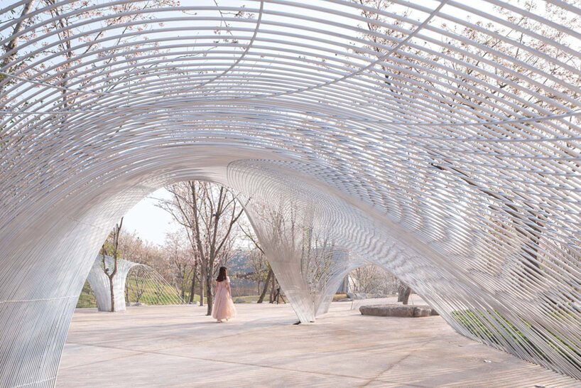 白鹭湾艺术博物馆的“无边剧场”是由钢丝网组成的流动云