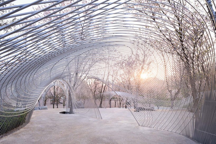 白鹭湾艺术博物馆的“无边剧场”是由钢丝网组成的流动云