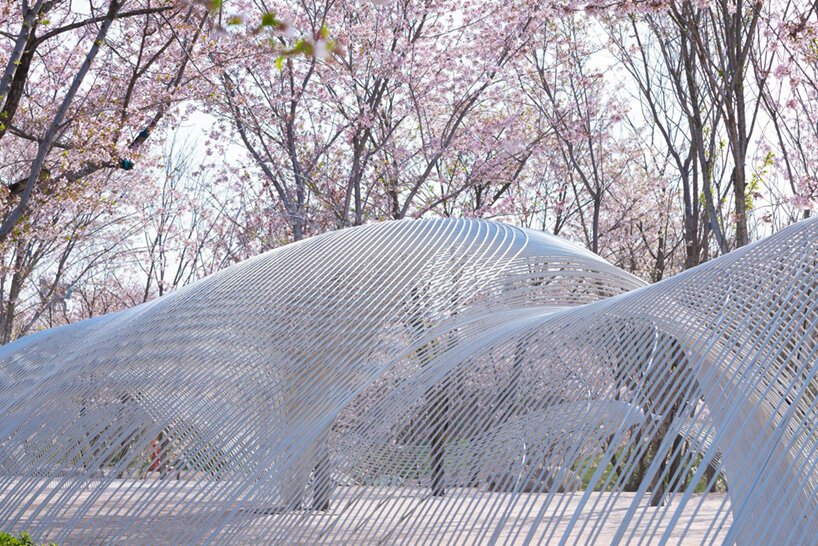 白鹭湾艺术博物馆的“无边剧场”是由钢丝网组成的流动云