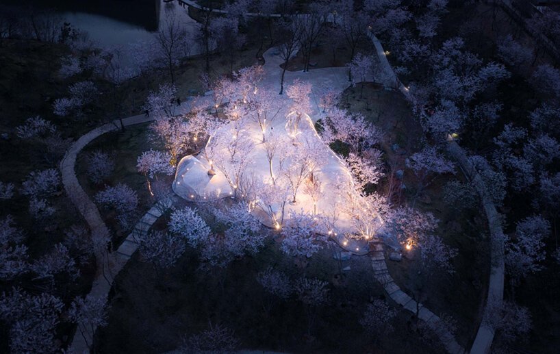 白鹭湾艺术博物馆的“无边剧场”是由钢丝网组成的流动云