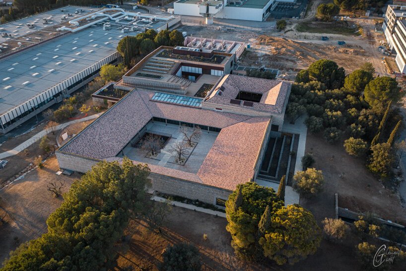 布雷纳克和冈萨雷斯受高卢罗马别墅的影响修复了法国公司的自助餐厅