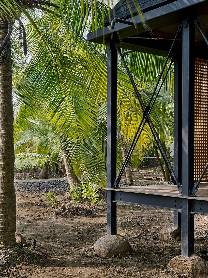 建筑布里奥（Architecture Brio）将孟买艺术家的避难所抬高到巨石上，以保护其免受洪水侵袭