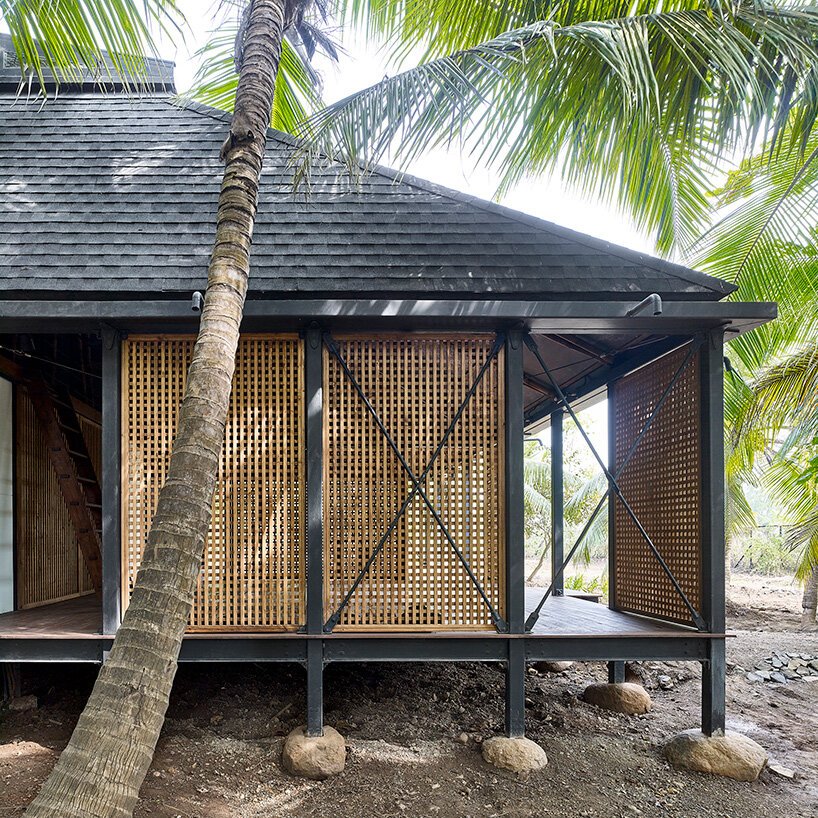 建筑布里奥（Architecture Brio）将孟买艺术家的避难所抬高到巨石上，以保护其免受洪水侵袭