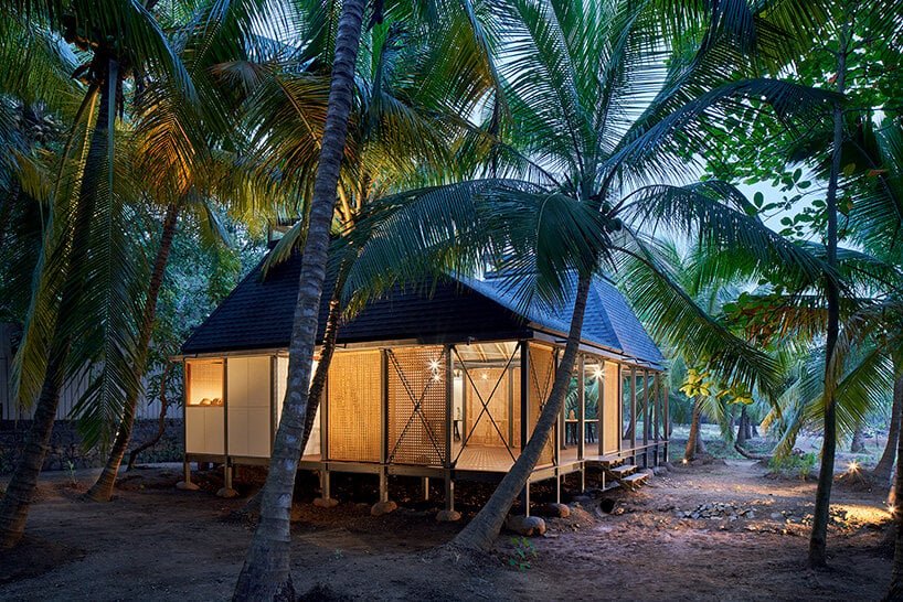 建筑布里奥（Architecture Brio）将孟买艺术家的避难所抬高到巨石上，以保护其免受洪水侵袭