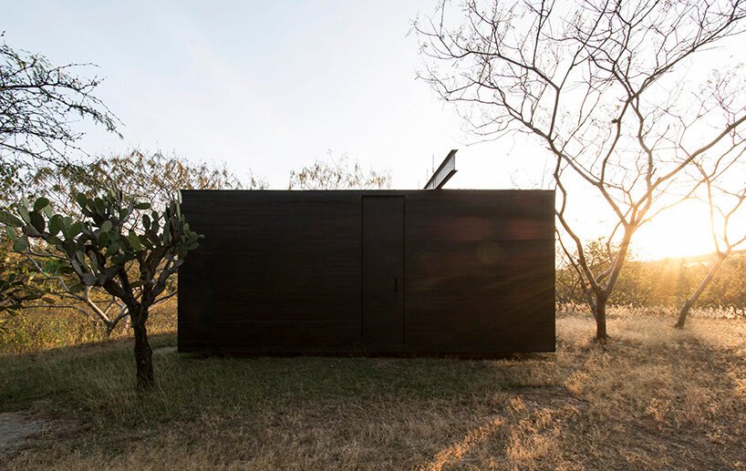 omar lópez bautista 坐落在墨西哥高地的 29 平方米黑色混凝土小屋