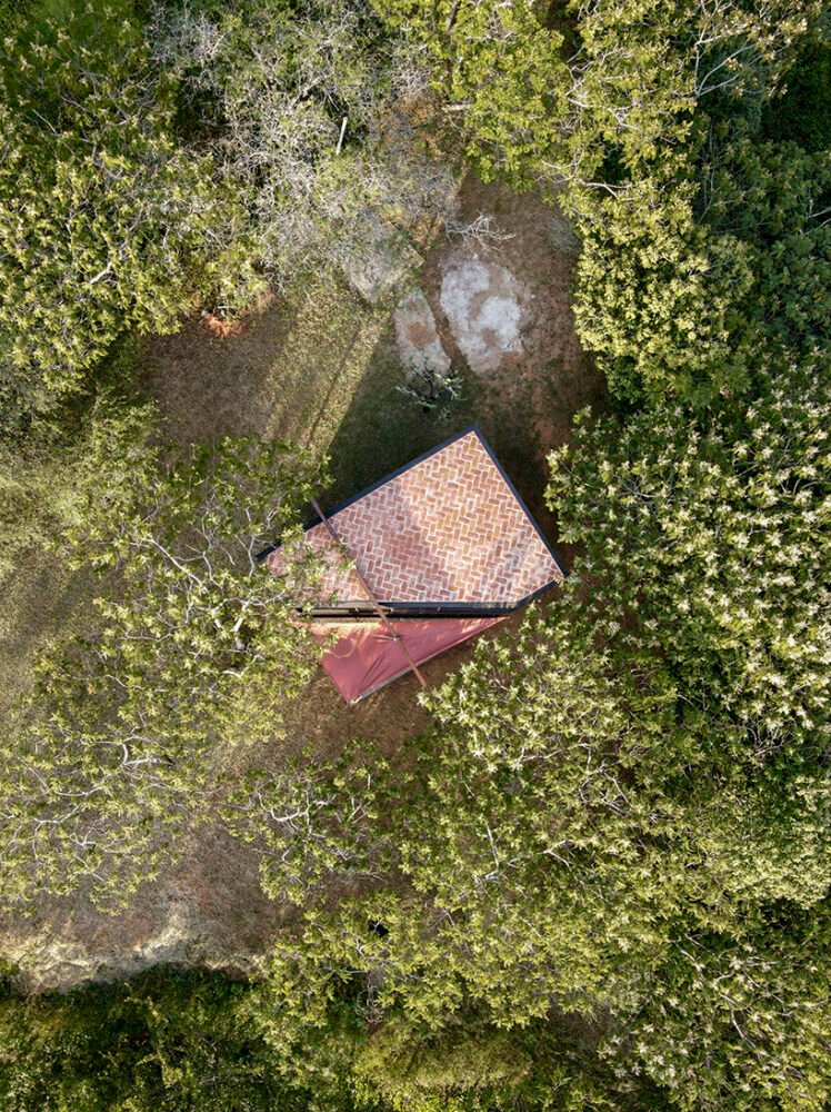 omar lópez bautista 坐落在墨西哥高地的 29 平方米黑色混凝土小屋