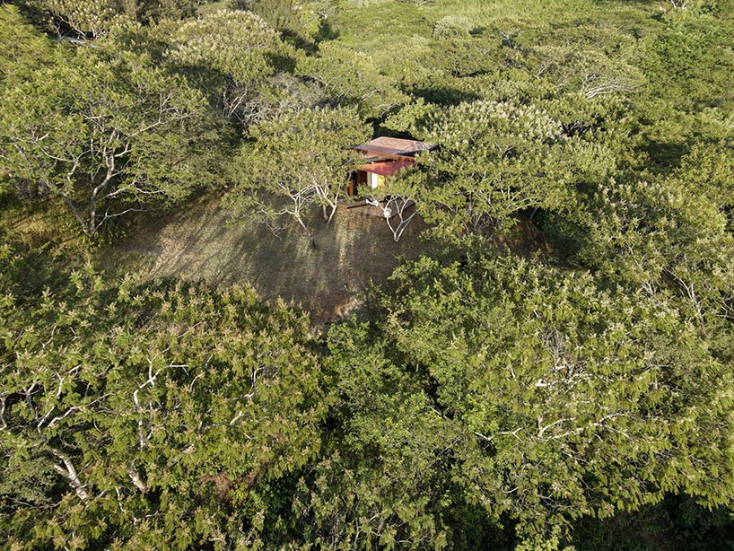 omar lópez bautista 坐落在墨西哥高地的 29 平方米黑色混凝土小屋