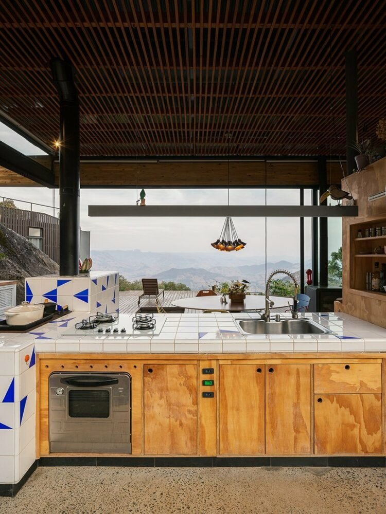 半开放式坎查屋最大限度地保留了巴西山区的魅力