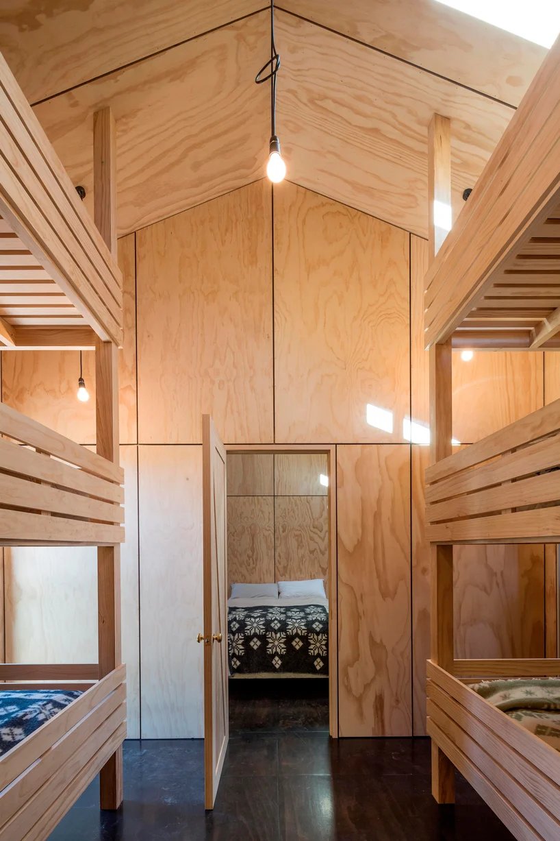 RTA 工作室在新西兰南阿尔卑斯山中建造了一座木质度假屋