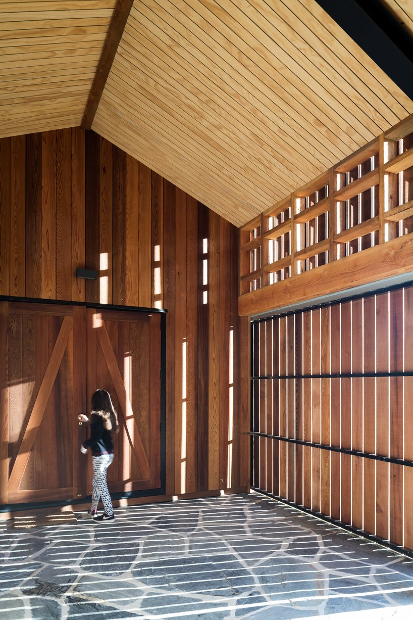 RTA 工作室在新西兰南阿尔卑斯山中建造了一座木质度假屋