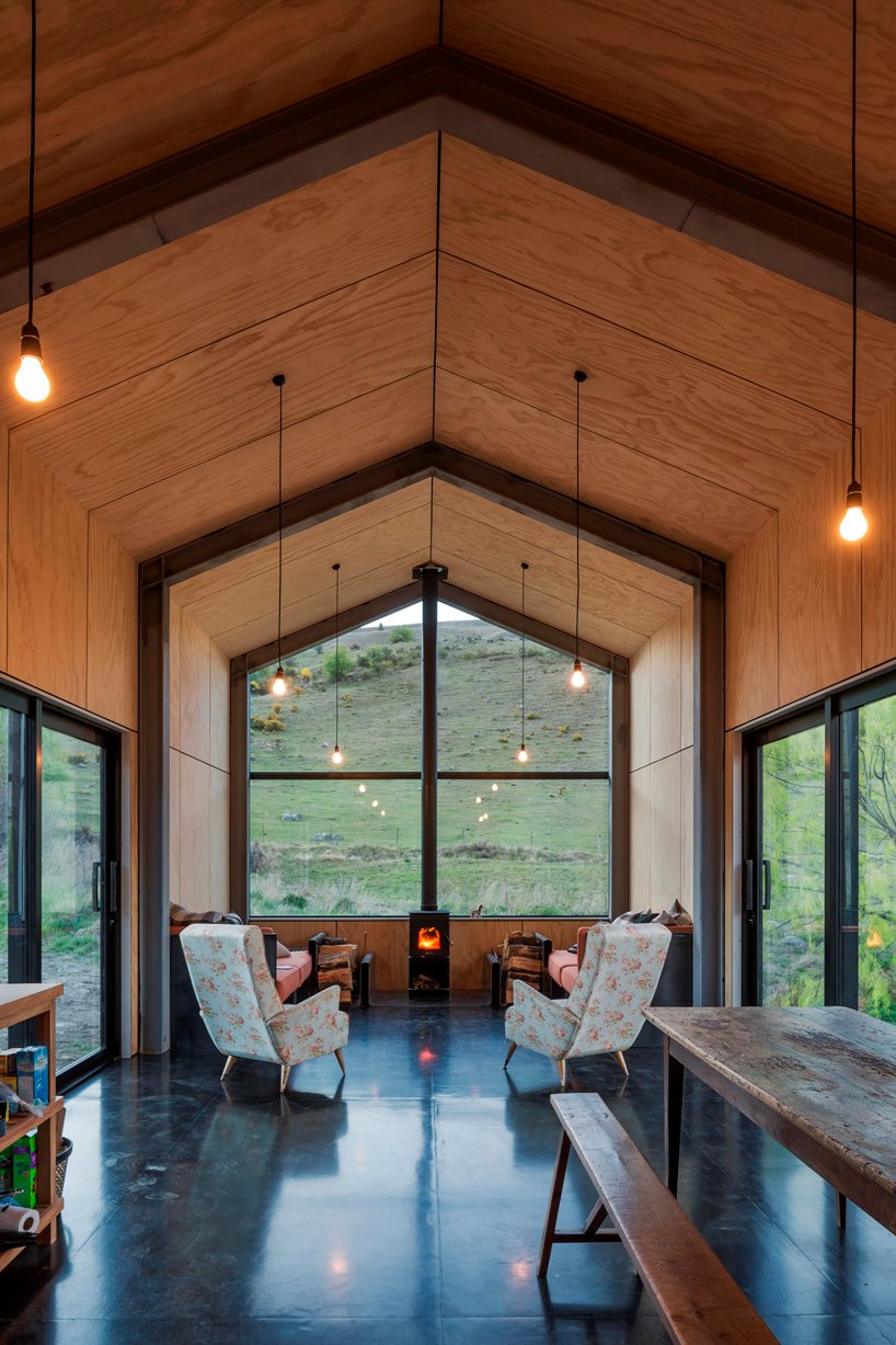 RTA 工作室在新西兰南阿尔卑斯山中建造了一座木质度假屋