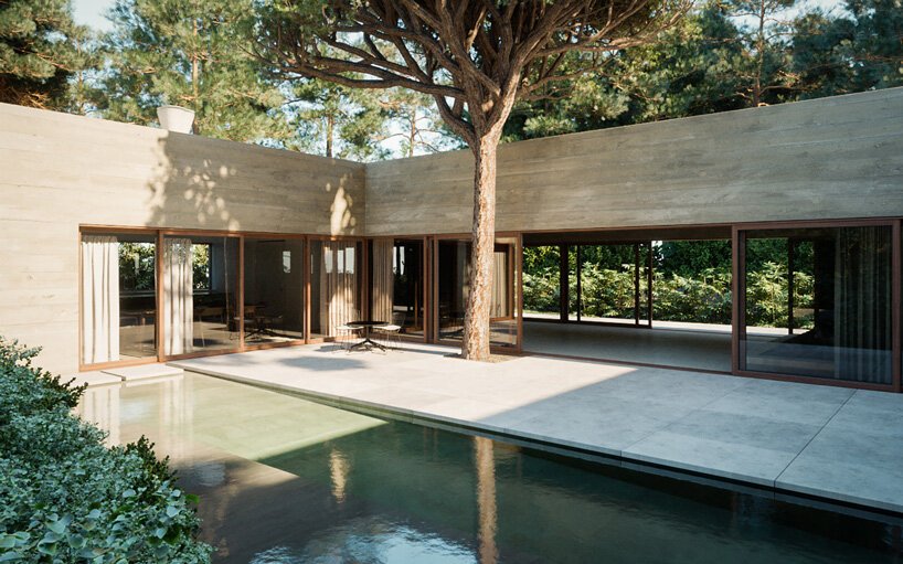 葡萄牙 OODA casa COM 的中央庭院与周围的自然环境融为一体