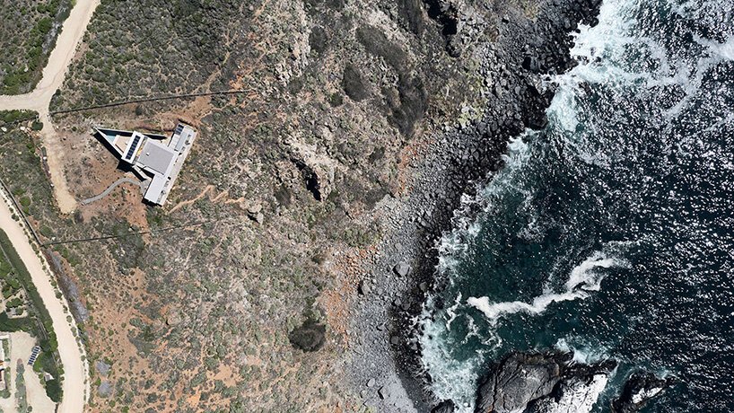 这座煤渣砖“LBS House”在智利沿海悬崖上宽阔地开放