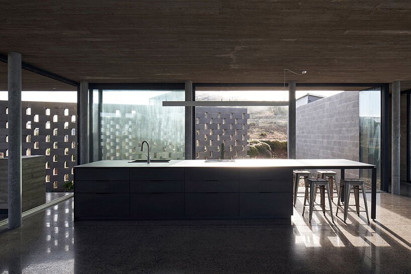 这座煤渣砖“LBS House”在智利沿海悬崖上宽阔地开放