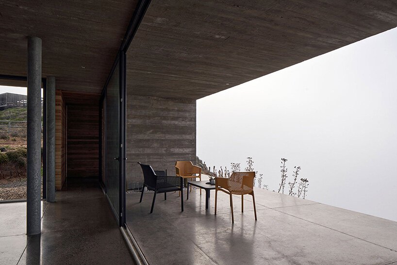 这座煤渣砖“LBS House”在智利沿海悬崖上宽阔地开放