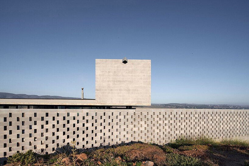 这座煤渣砖“LBS House”在智利沿海悬崖上宽阔地开放