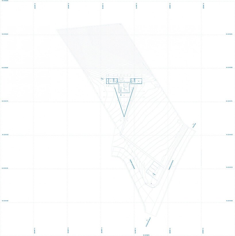 这座煤渣砖“LBS House”在智利沿海悬崖上宽阔地开放