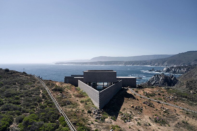 这座煤渣砖“LBS House”在智利沿海悬崖上宽阔地开放