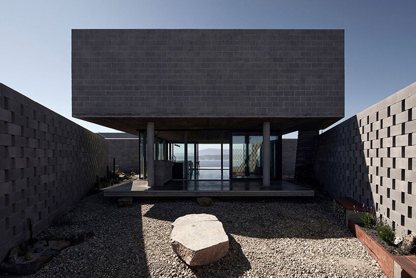 这座煤渣砖“LBS House”在智利沿海悬崖上宽阔地开放