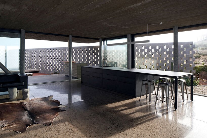 这座煤渣砖“LBS House”在智利沿海悬崖上宽阔地开放