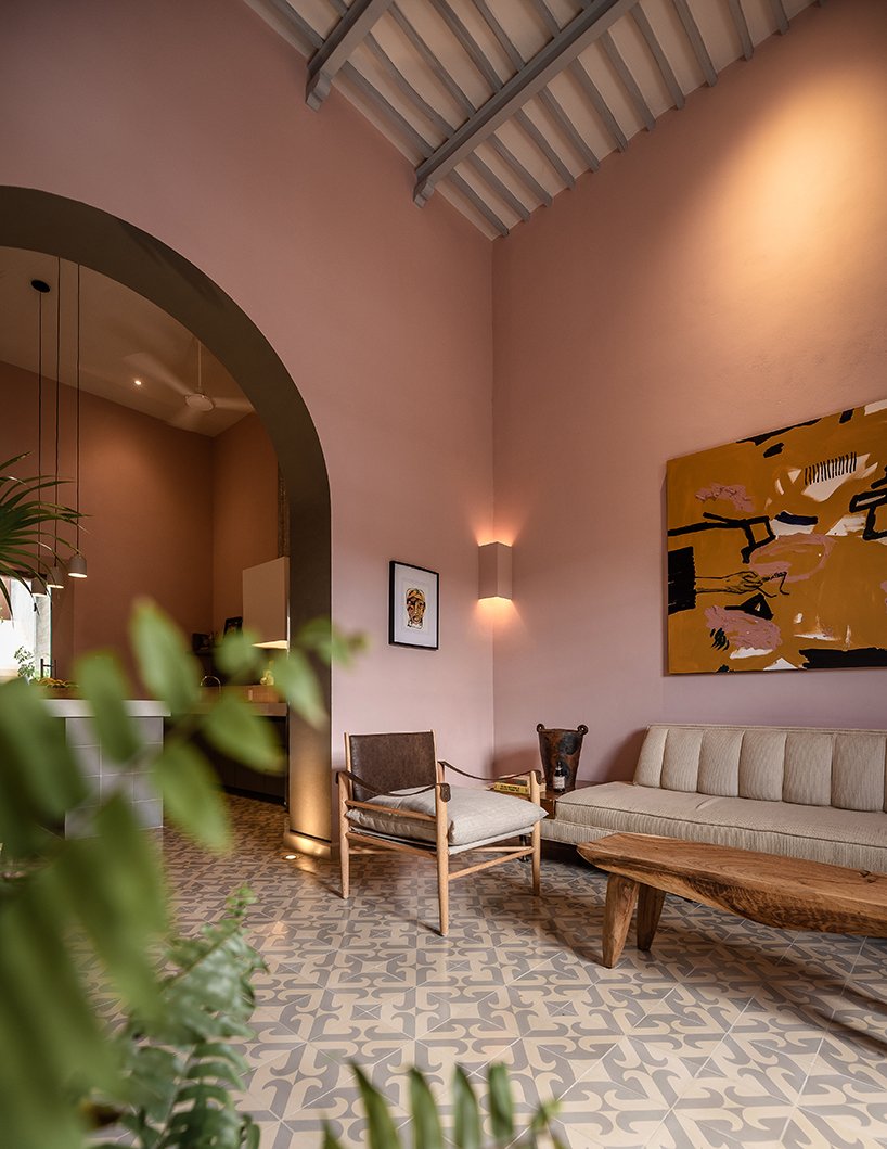 工作室建筑师为墨西哥 20 世纪柔和色调的房屋赋予新生命