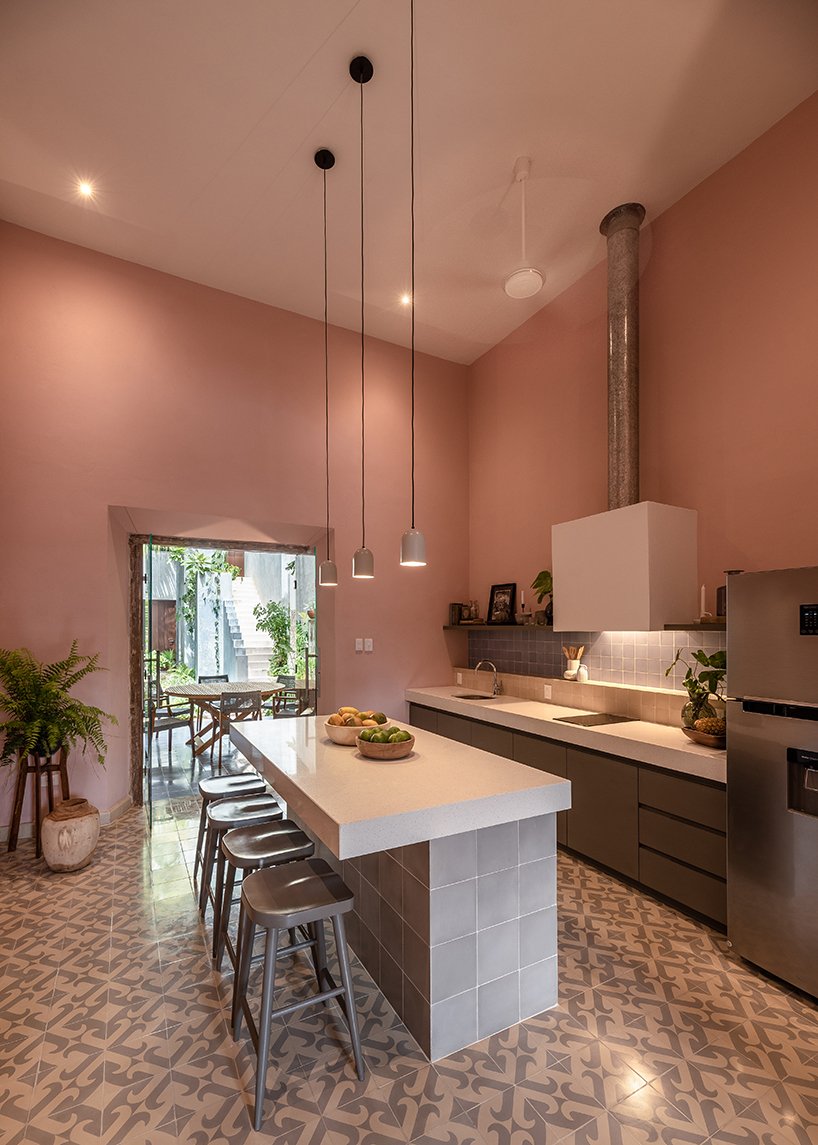 工作室建筑师为墨西哥 20 世纪柔和色调的房屋赋予新生命