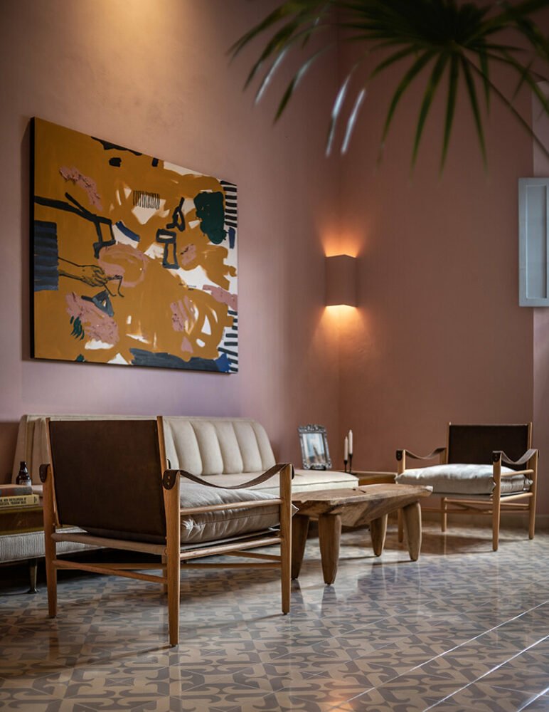 工作室建筑师为墨西哥 20 世纪柔和色调的房屋赋予新生命