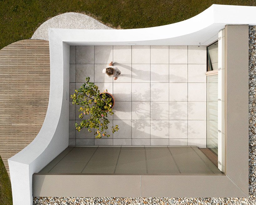 sandra micaela casinha 的“casa pátios de petalas”是葡萄牙一处盛开的住所