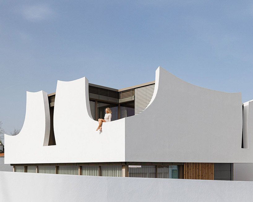 sandra micaela casinha 的“casa pátios de petalas”是葡萄牙一处盛开的住所