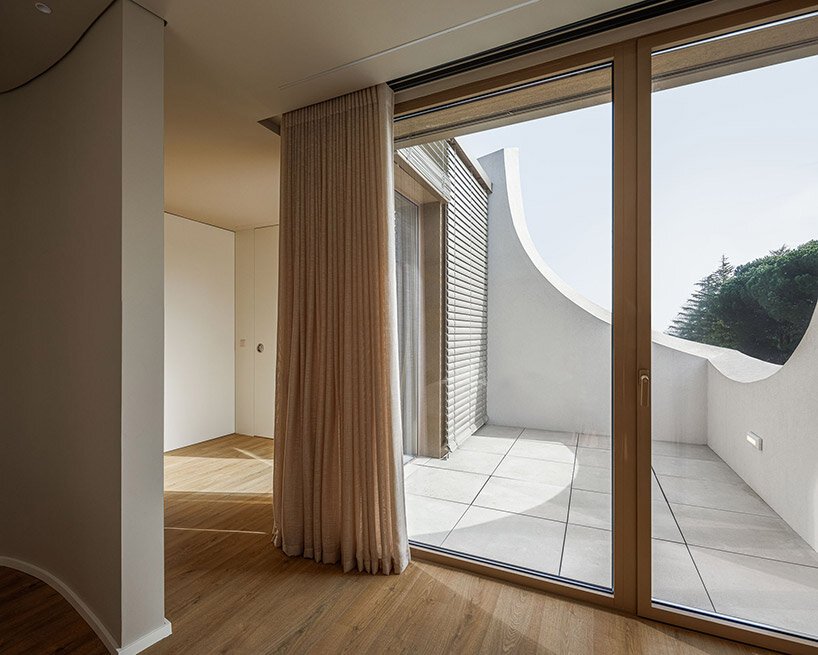 sandra micaela casinha 的“casa pátios de petalas”是葡萄牙一处盛开的住所