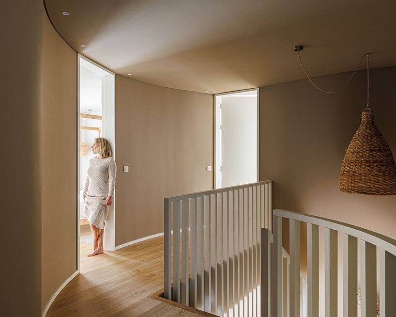 sandra micaela casinha 的“casa pátios de petalas”是葡萄牙一处盛开的住所