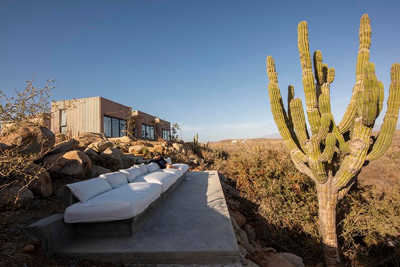 Héctor Coss arquitectos 在墨西哥沙漠溪顶中隐藏了肋骨混凝土别墅立方体 Héctor Coss arquitectos 在墨西哥沙漠溪顶中隐藏了肋骨混凝土别墅立方体