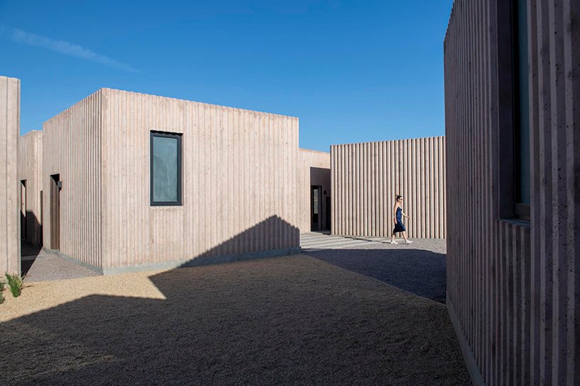 Héctor Coss arquitectos 在墨西哥沙漠溪顶中隐藏了肋骨混凝土别墅立方体 Héctor Coss arquitectos 在墨西哥沙漠溪顶中隐藏了肋骨混凝土别墅立方体