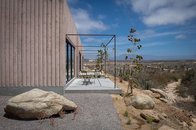 Héctor Coss arquitectos 在墨西哥沙漠溪顶中隐藏了肋骨混凝土别墅立方体 Héctor Coss arquitectos 在墨西哥沙漠溪顶中隐藏了肋骨混凝土别墅立方体