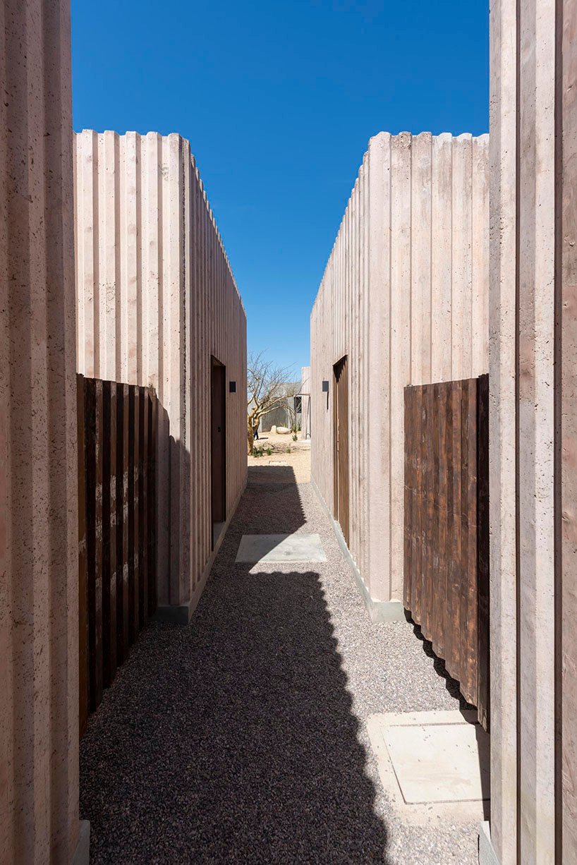 Héctor Coss arquitectos 在墨西哥沙漠溪顶中隐藏了肋骨混凝土别墅立方体 Héctor Coss arquitectos 在墨西哥沙漠溪顶中隐藏了肋骨混凝土别墅立方体