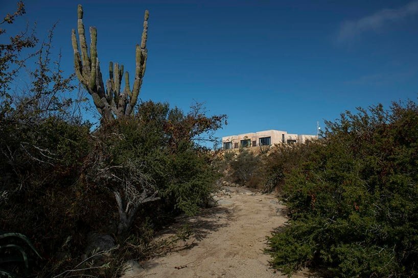 Héctor Coss arquitectos 在墨西哥沙漠溪顶中隐藏了肋骨混凝土别墅立方体 Héctor Coss arquitectos 在墨西哥沙漠溪顶中隐藏了肋骨混凝土别墅立方体