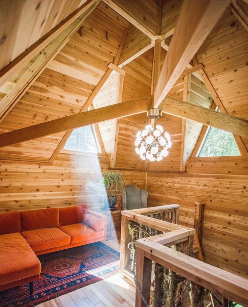 这个“城堡小屋”向太平洋西北部的童话森林致敬