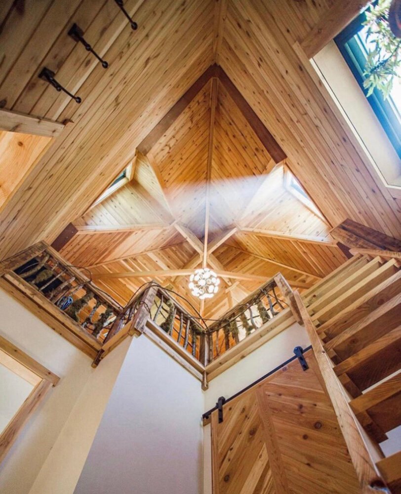 这个“城堡小屋”向太平洋西北部的童话森林致敬