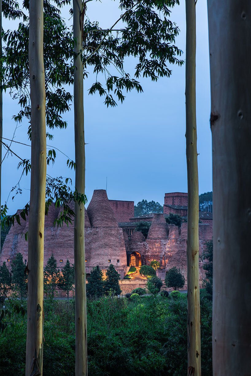 CCD 将罗旭的云端大地艺术变成中国独特的用餐体验