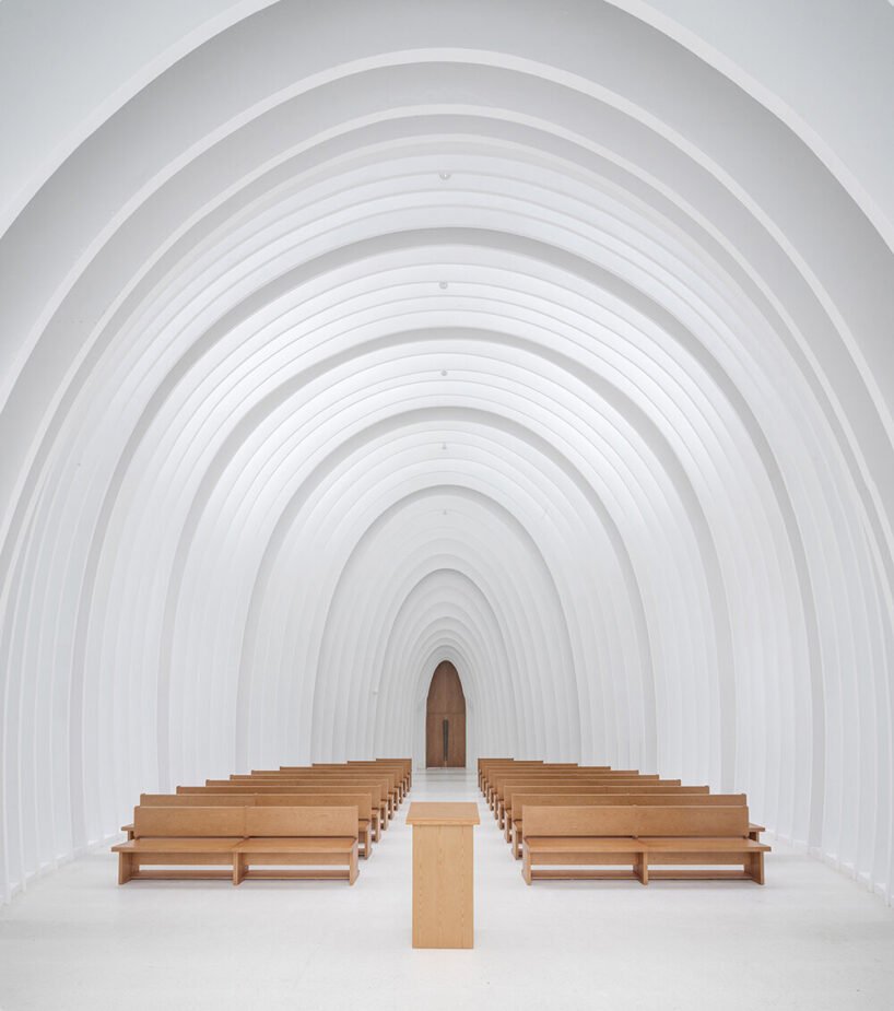 RSAA 在中国用发光的分层轮廓封闭了室内教堂 RSAA 在中国用发光的分层轮廓封闭了室内教堂