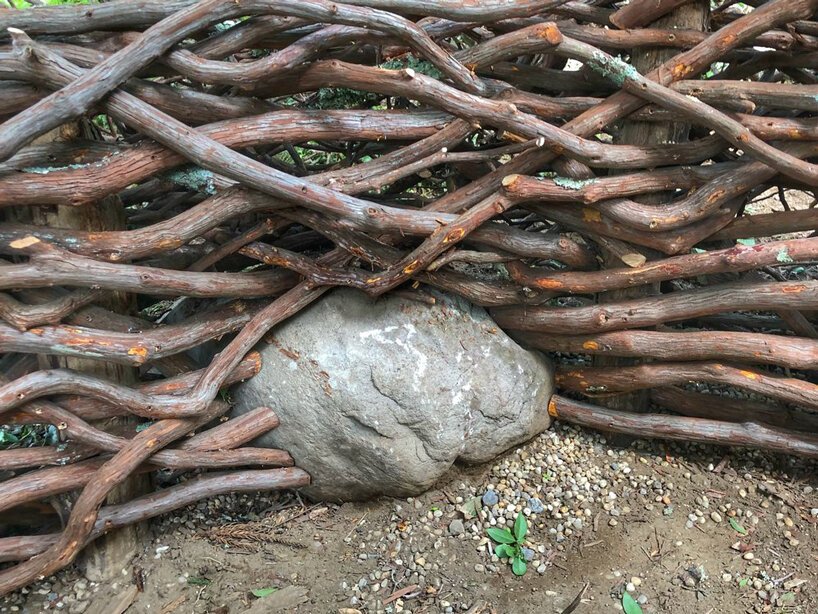 布鲁克林设计师查理·贝克为人类编织了巨大的巢穴