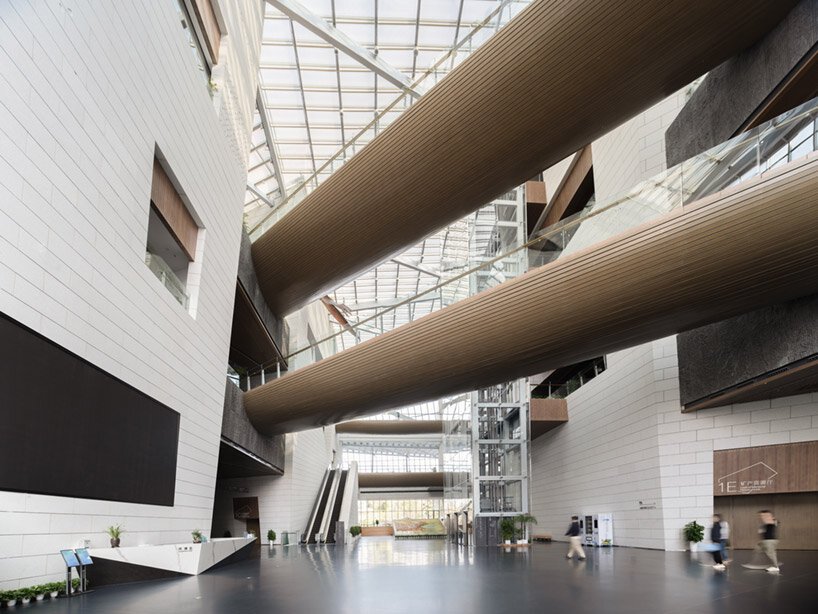 成都自然历史博物馆类似于多孔花岗岩的整体地貌