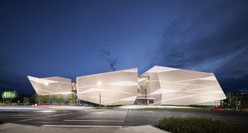 成都自然历史博物馆类似于多孔花岗岩的整体地貌