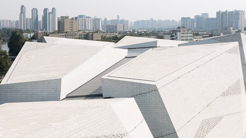 成都自然历史博物馆类似于多孔花岗岩的整体地貌