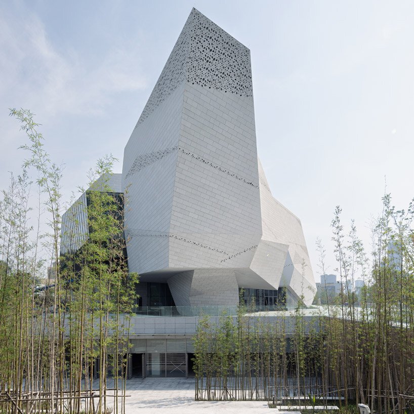 成都自然历史博物馆类似于多孔花岗岩的整体地貌