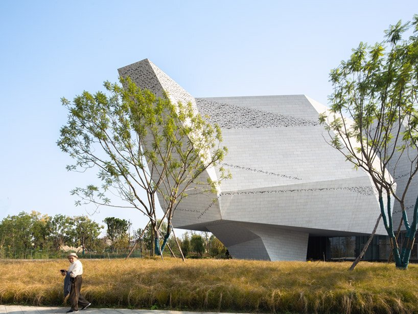 成都自然历史博物馆类似于多孔花岗岩的整体地貌