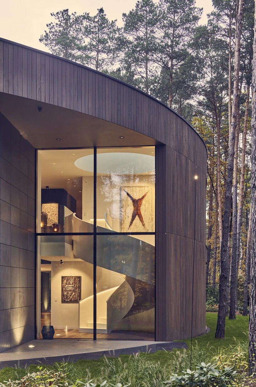 莫比乌斯建筑事务所设计的圆形木屋融入了波兰的松树林环境